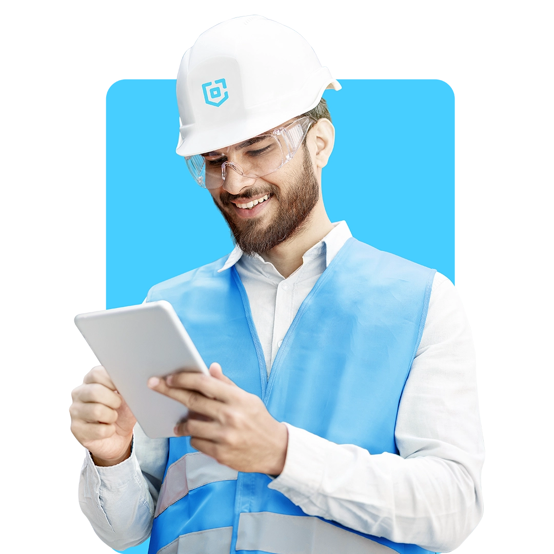 Imagem homem sorridente operando o sistema KGS no tablet